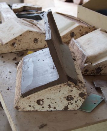Molde y pieza de arcilla en el taller